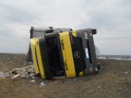 izvrnut kamion sa robom