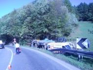 kombi i šlep kamion u izvlačenju kamiona iz šume