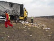 sakupljanje robe koja je ispala iz prevrnutog kamiona